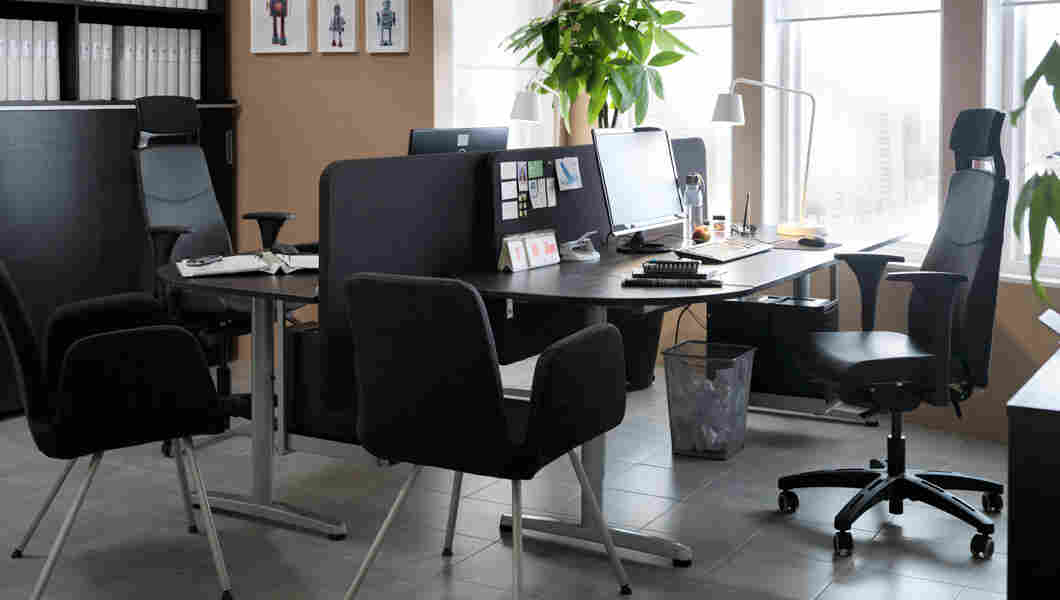 中小型双人办公室寄布置,小体积空间也感情碟立式的窗户更舒适矛可以