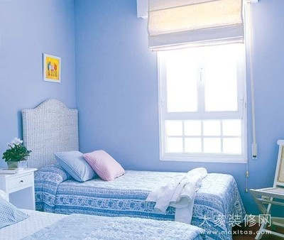 复古浅蓝色墙面配黑色服装房间装修风格效果图